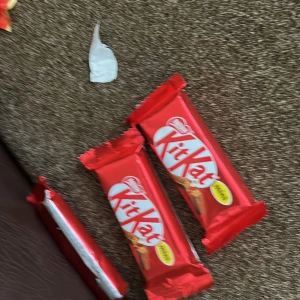 KitKat chokladkakor i röd förpackning - Säljer flera KitKat chokladkakor i klassisk röd förpackning. Perfekt för chokladälskare som vill ha en krispig och söt upplevelse. Passar bra som ett snabbt mellanmål eller en godbit att dela med vänner.