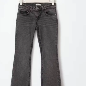 Svarta lågmidjade bootcut jeans från Gina Tricot - Snygga svarta lågmidjade y2k bootcut jeans från Gina Tricot. Aldrig använda så i nyskick, storlek EU40. Köpta för 500kr