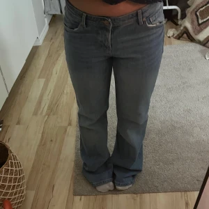 Blå jeans med bootcut - Snygga blå jeans med bootcut-stil. De har en klassisk femficksdesign och en bekväm passform. Säljer dem då de är för långa på mig💕dem är använda 1 gång❤️