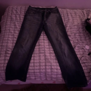 Mörkblå jeans - Snygga mörkblå jeans med klassisk design. De har en rak passform och är perfekta för en avslappnad stil. Jeansen har fickor både fram och bak, samt en knapp och dragkedja i gylfen.