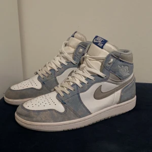 Nike air jordan 1 hyper royal - Ett par fina jordans som använts i ca 7 månader och har varit väl omhändertagna, säljer skorna för jag helt enkelt tröttnat på de och använder de knappast längre 