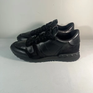 Valentino rockrunner - Säljer dessa nästen sprillans nya valentino rockrunner. | storlek: 41, passar 42 | skick:9,5 endast sulan är lite sliten annars helt nya | pris 2499 | valentino box finns dock är det inte original till dessa skor | har du fler frågor eller prisförslag är det bara att skriva👍