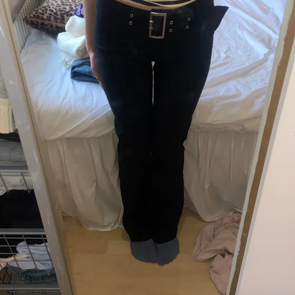 Lågmidjade bootcut byxor med ett silvrigt skärp som också går att ta av💋 Stretchiga! Köpt från H&M för några år sedan men knappt använt💋Storlek M, skulle säga att de passar både större och mindre dock💋 Har en pytteliten fläck som nog går bort i tvätten men skriv för bild! . Farkut & Housut.