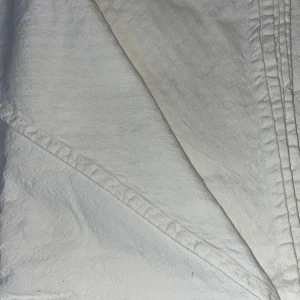 Vit säng överkast - Säljer en vit säng överkast ( enkel säng)  i bomull material. Perfekt klassisk design med en ren och enkel stil.