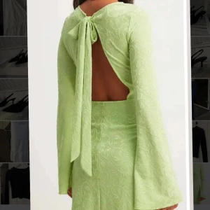 Grön klänning med öppen rygg - Snygg grön klänning med öppen rygg och knytning. Oanvänd och etikett är fortfarande kvar💕