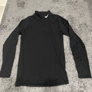 Nike träningströja  - Säljer en snygg och varm Nike underställ som knappast har använts! Skick 9/10! Vid minsta fundering kontakta oss✔️