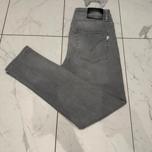 Grå jeans från Dondup - Säljer dessa riktigt snygga jeans från Dondup i storlek W31 och i modell IRIS. Jeansen är i nyskick och inga som helst tecken på användning! Skick 9/10. Orginal pris - 2700kr Vårat pris - 299kr.    Priset är inte hugget i sten! Skriv vid minsta lilla fundering!🙌