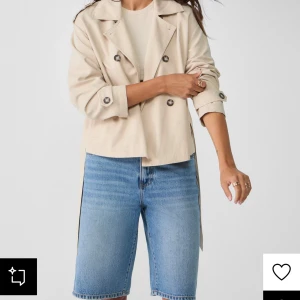 Beige trenchcoat med knytbälte - Snygg beige trenchcoat med knytbälte och knappar. Storlek M men passar även S och L. Använd 2-3 gånger 