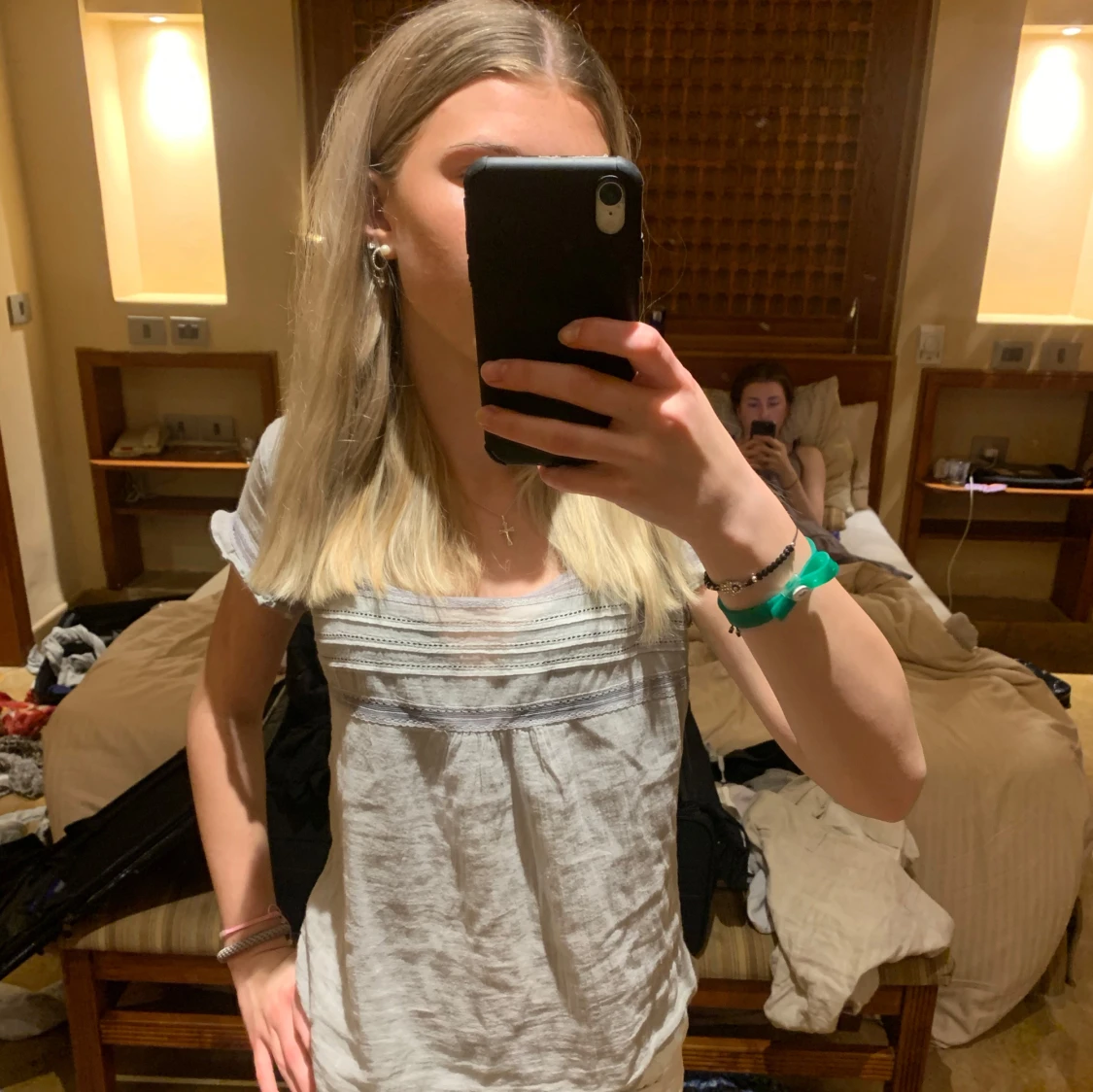 Grå blus med spetsdetaljer