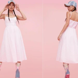Rosa och vit klänning från Dollskill - Enchanted Touch Gingham Midi Dress, köpt på Dollskill för ca 800 kr och är slutsåld. Sparsamt använd. Fint skick. Storlek S med shirring i ryggen så passar säkert XS-M också.  Rökfritt hem men har katter.