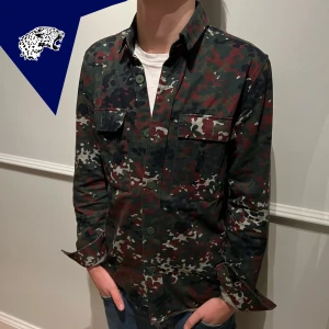 SAMSOE SAMSOE OVERSHIRT - Fet Samsøe Samsøe Overshirt i camo | Skick: 9/10 | Strl: S | Modellen är 182cm | Hör av dig vid frågor eller funderingar!