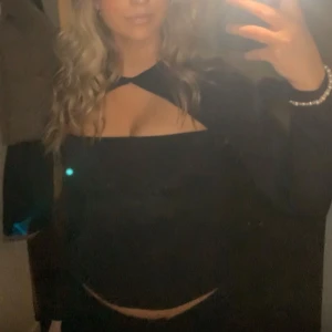 Svart topp  - Jätte snygg topp endast andvänd 2 gånger, den är i toppen skick! 