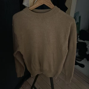 Beige stickad tröja från J.Lindeberg - Säljer en stilren beige stickad tröja från J.Lindeberg. Tröjan är i L men PASSAR S för den krympte i tvätten. Det är varför jag säljer den också. Den kostar 2000kr nu pris.