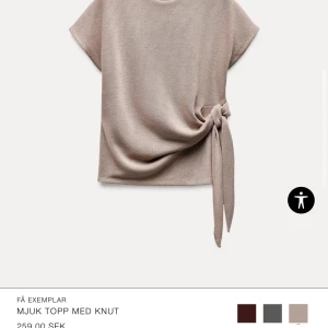 Beige mjuk topp med knut - Säljer denna jättefina topp från Zara då jag har två stycken, den är slutsåld på hemsidan därav priset❤️prislapp sitter kvar 