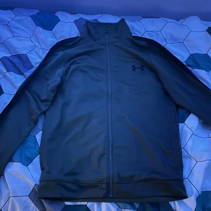 Mörk gröna set från Under Armour - Säljer detta set knappt använd och säljs för att färgen inte passa mig