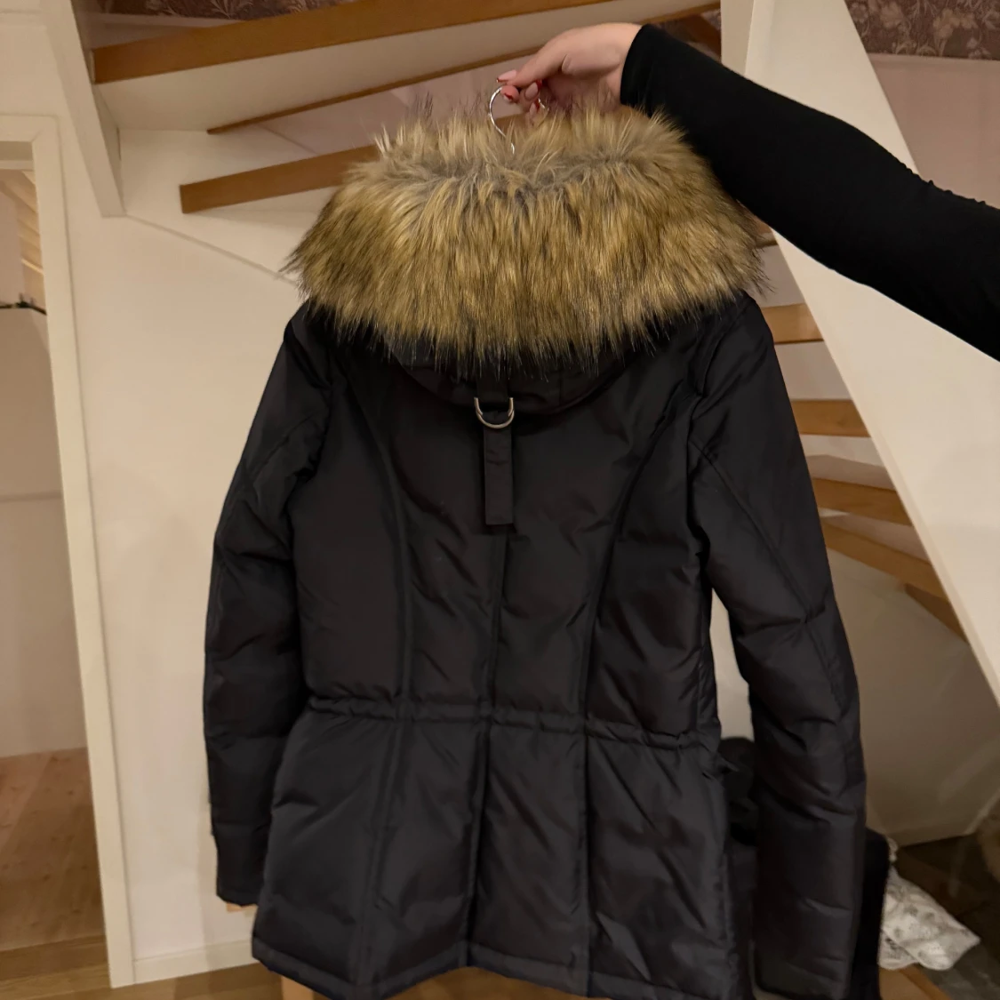 Svart parkajacka med pälsdetaljer från Hollies - 2