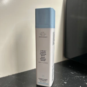 B-Hydra Intensive Hydration Serum från Drunk Elephant - B-Hydra Intensive Hydration Serum från Drunk Elephant är ett återfuktande serum med ananasceramid och provitamin B5. Förpackningen är vit med en ljusblå pump och har en stilren design. Perfekt för att ge huden en fuktboost.( frakt 29kr och tar bara swish för fattar inte hur man postar på plick❤️)