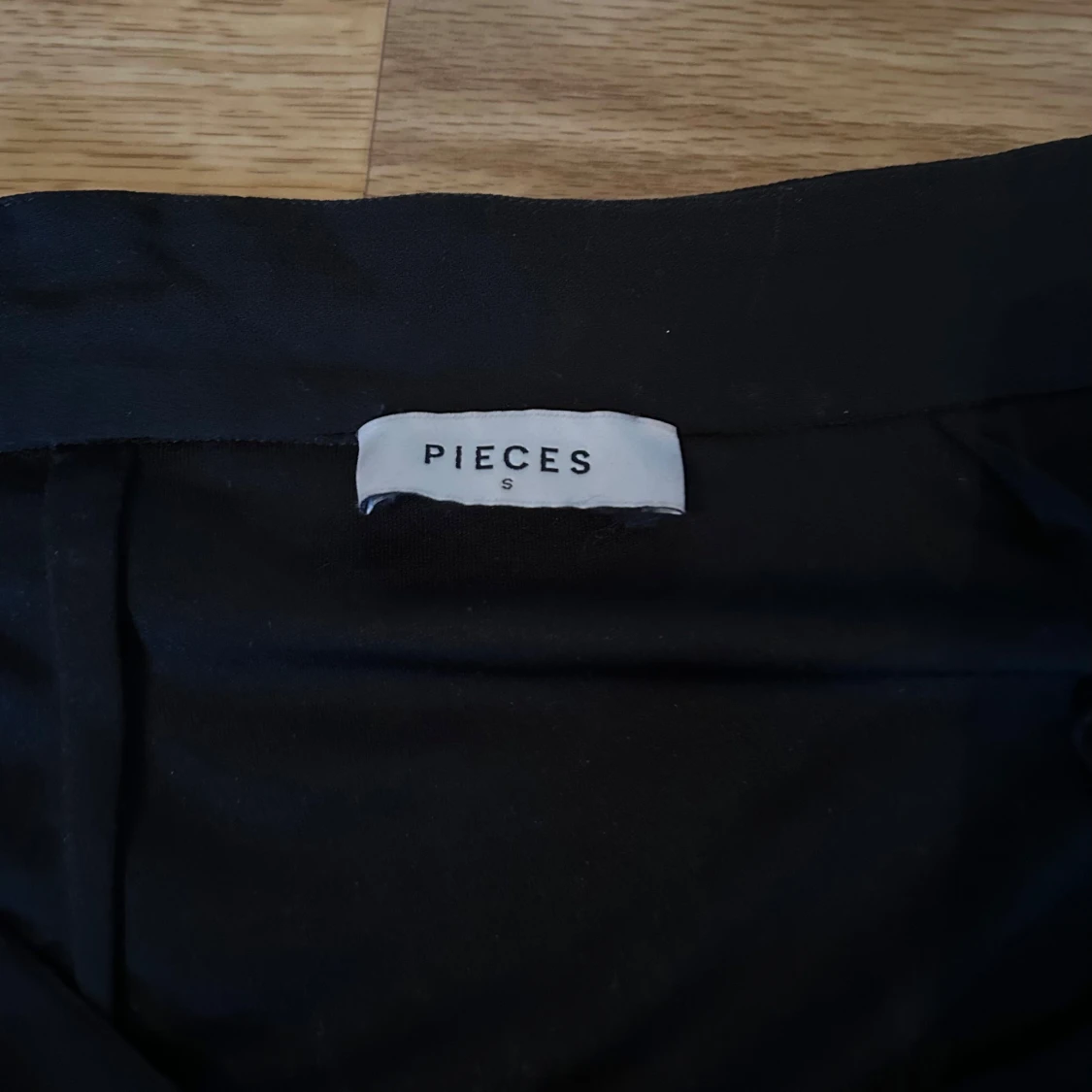 Trendig reflad kjol från Pieces - 3