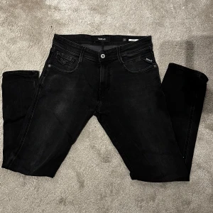 Replay anbass Svarta 30/30 - Replay anbass i strl 30/30.                                -I princip nyskick.                                                   -Modell: Anbass/Slim Fit                                                                      