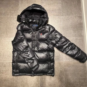 Ralph Lauren jacka - Polo Ralph lauren jacka i nyskick! Köpt i slutet på november 2024. Nypris runt 6000kr mitt pris 2999kr. Mer info och bilder vid intresse 💬 Storlek Xs (165-175cm) använt den 2 gånger totalt. Den är inte riktigt min stil så säljer den nu. Kvitto finns självklart. Kontakta mig vid minsta lilla fråga 😁 Fraktar samma dag!