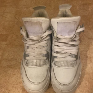 Vita Nike Air Jordans - Säljer ett par Air Jordan 4 med helt okej skick. Använda några gånger i regn. Vill bli av med de för att jag behöver pengar. Priset kan diskuteras! 