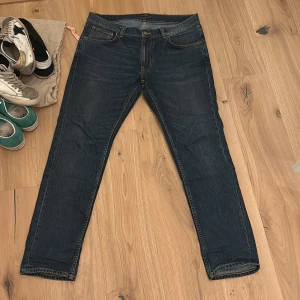 Nudie jeans - Riktigt snygga Nudie jeans i väldigt bra skick, inga defekter. Pris kan diskuteras. nypris 1200