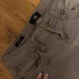 Gråa LTB jeans  - Säljer mina gråa ltb jeans pga att dom är för korta för mig💕annars inget fel på dom alls så det är fint skick! 