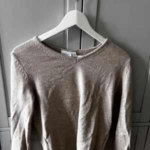 Beige tröja från Vila - Tröjan har en v-ringad hals och långa ärmar, tröjan är bra skick❤️