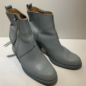 Acne Studios - Pistol leather ankle boots - Snygga och eleganta. Acne Studios Pistol high heeled boots i ljusblått läder med dragkedja på sidan. Använda men i gott skick, mindre repor och slitage enligt bilderna. Storlek EU40. Klackhöjd 6,5 cm. Hör av dig om du är intresserad eller har några frågor!