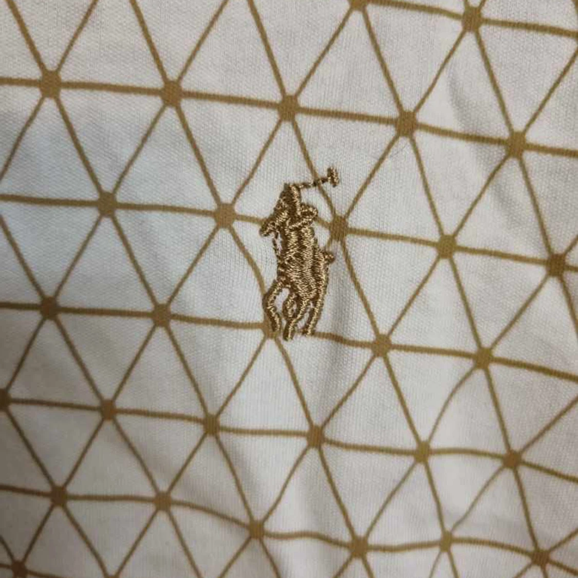 Vit pikétröja med geometriskt mönster - 1