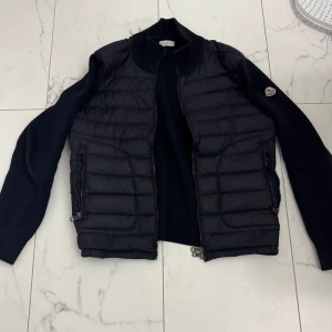 Moncler Cardigan - En mörkblå moncler cardigan i 6/10 skick sitter bra i storlek och S och även XS och är jävligt fet 