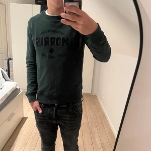 Grön sweatshirt från Morris - Snygg grön sweatshirt från Morris med texten 'Gentlemens Club' och 'Est. Since 1968' tryckt på framsidan. Tröjan är i väldigt bra skick😃