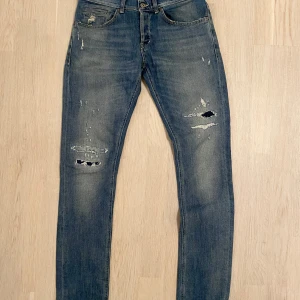 Dondup jeans George - Riktigt feta dondup jeans i modellen George. Jeansen är i toppskick och används mycket sparsamt. Jeansen är i storlek 31. Vid funderingar är det bara att fråga ! Pris 950.