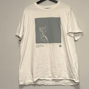 Vit t-shirt med grafiskt tryck - Vit T-shirt med Gojo från Jujutsu Kaisen tryck.