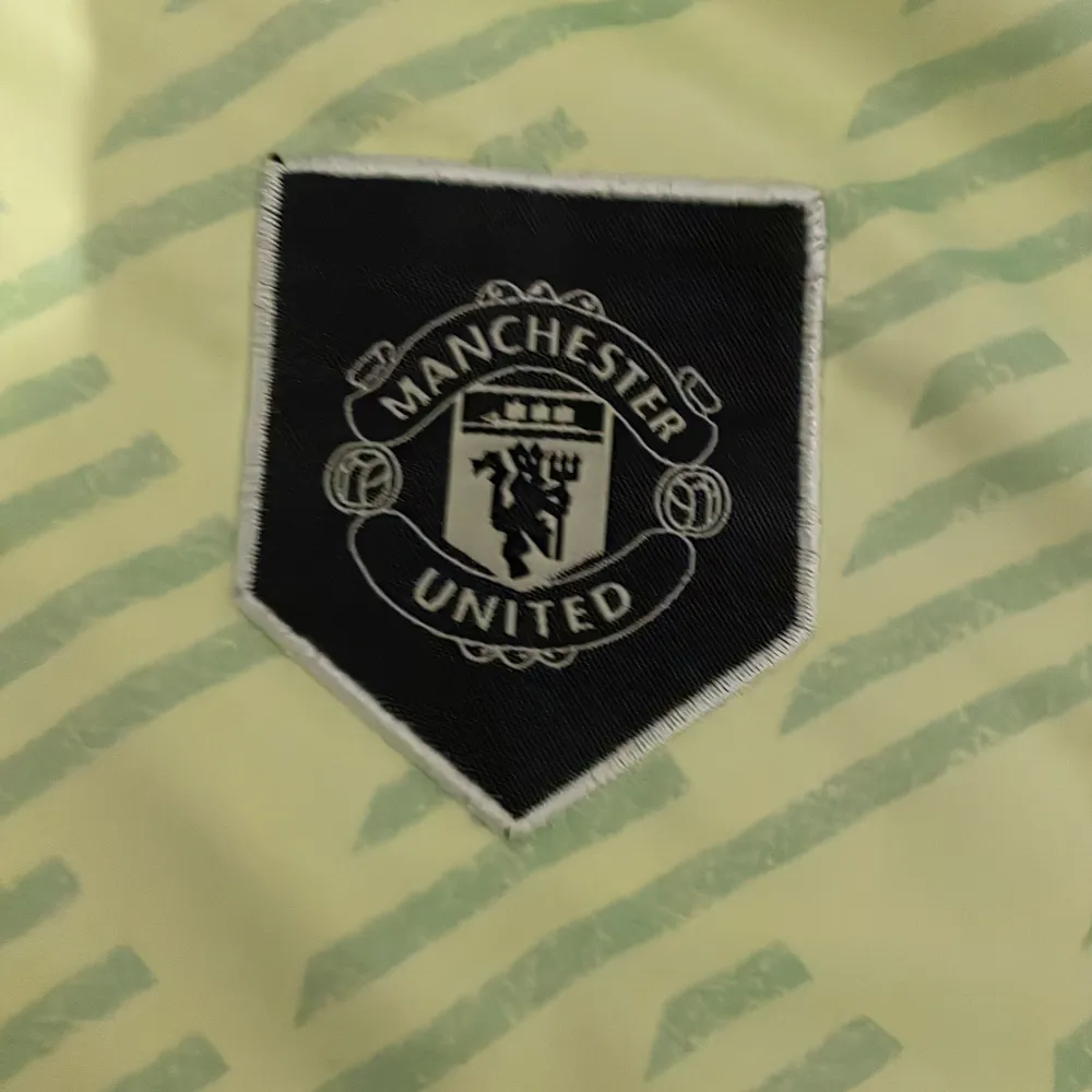 Säljer en grymt snygg gul Manchester United fotbollströja från Adidas. Den har korta ärmar och ett coolt mönster med klubbens emblem på bröstet. Perfekt för alla United-fans! 🟡⚽. T-shirts.