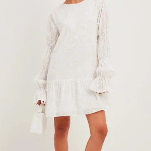 Vit klänning med spetsdetaljer - Helt ny klänning med prislappen kvar från nakd. Passar perfekt till studenten. Köpte två olika storlekar, därav säljer jag denna🌸🤍