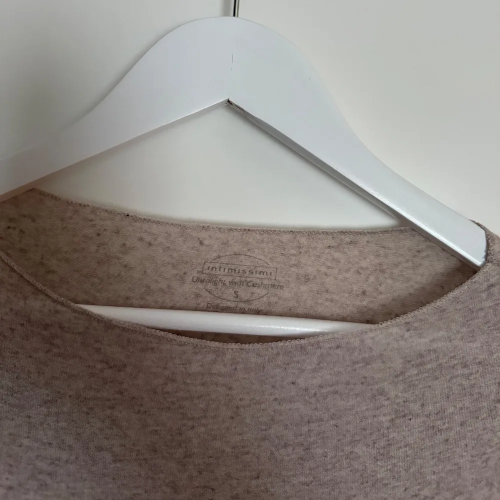 Säljer en superfin beige långärmad topp från intimissimi. Den är tight och croppad, perfekt för både vardag och fest. Materialet är mjukt och stretchigt, vilket gör den bekväm att bära hela dagen.. Toppar.