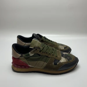 Valentino rockrunner  - Hej! Säljer nu dessa super snygga valentino rockrunner. Skorna är i toppskick! 37 passar 38! Hör av dig vid frågor 