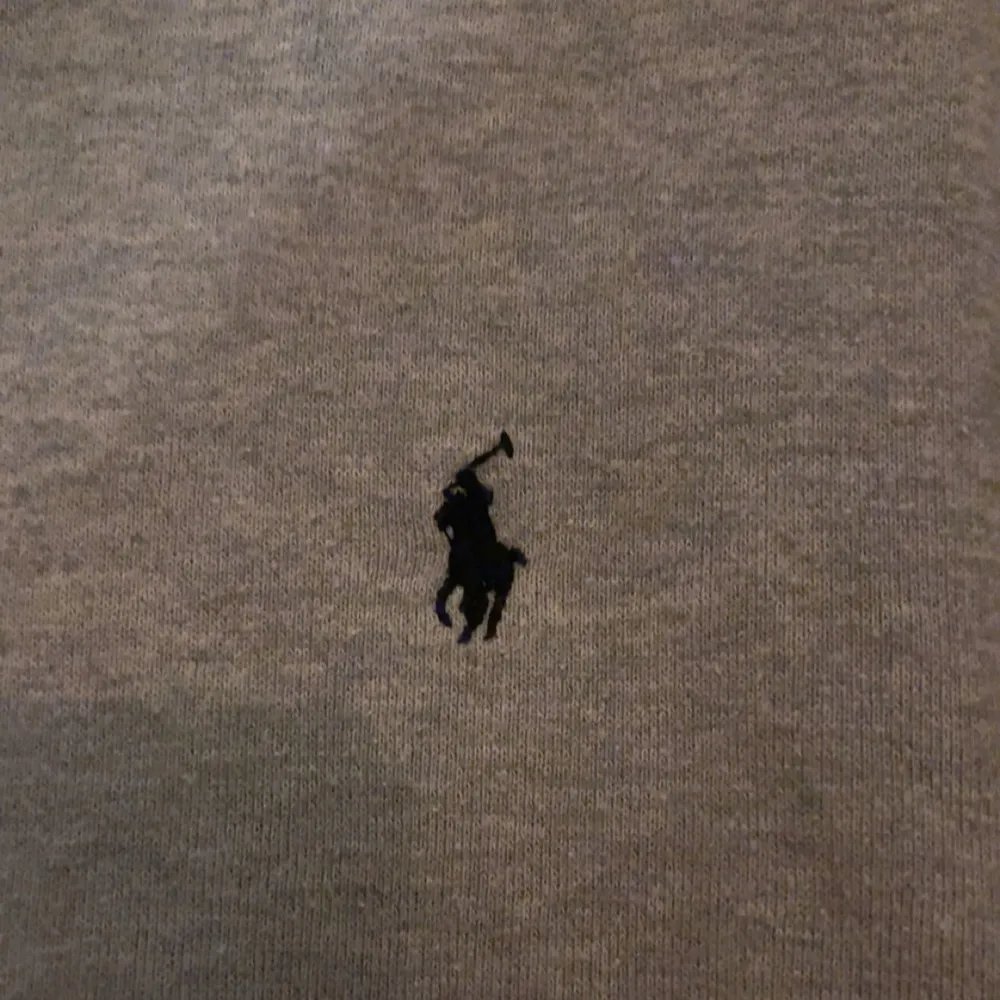 Säljer en klassisk grå hoodie från Polo Ralph Lauren. Den har en liten broderad logga på bröstet och en stor ficka framtill. Perfekt för en avslappnad stil och passar till alla årstider. Superbekväm och stilren! 🐎. Tröjor & Koftor.