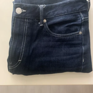 Mörkblå och ljusblå HM jeans - 2 par HM jeans. Model Loose 31/32
