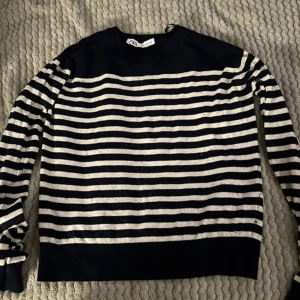 Randig tröja från Zara - Säljer en snygg randig tröja från Zara i marinblått och vit. Den är perfekt för både höst och vår med sina långa ärmar och mjuka material. Tröjan har en klassisk stil som funkar till alla tillfällen. Passar perfekt till jeans eller kjol!
