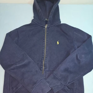 Ralph Lauren kofta  - Säljer en snygg mörkblå Ralph Lauren kofta i storlek S. Helt ny har aldrig använts 