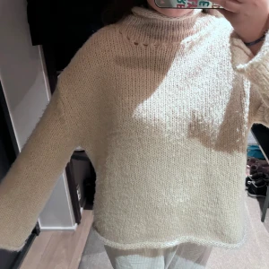 Stickad tröja - Mysig beige stickad tröja med halvpolo från zara. Jätte härlig nu till vintern💕