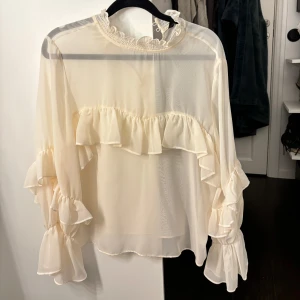 Volang blus - En krämvit volang blus från zara i storlek s! Ser gulare ut på bilden eftersom mina smink lampor är på!💕💕