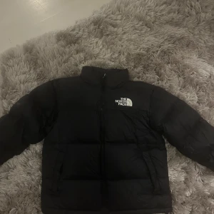 Svart pufferjacka från The North Face - Säljer en svart pufferjacka från The North Face. Bra skick, inga skador!