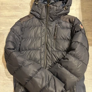 Moncler jacka - Säljer denna snygga Moncler Camurac jacka som är perfekt nu till vintern! Inga slitage på jackan förutom att den kanske behöver en tvätt. (Självklart är den äkta) Hör av dig om det är något du undrar! :) {Nypris: ca 16.000kr}