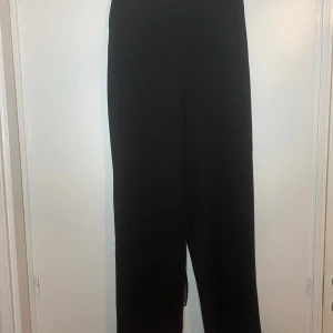 Svarta byxor från Pieces - Snygga svarta byxor från Pieces i en klassisk design. De är högmidjade och har en rak passform som ger en stilren look. Perfekta för en chic och enkel stil.