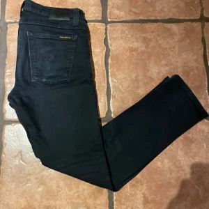 Svarta jeans från Nudie Jeans - Säljer ett par svarta jeans från Nudie Jeans. Skicket är helt nytt, de är aldrig använda. Perfekta för både vardag och fest! Nu pris ligger runt 1400kr mitt pris : 450.