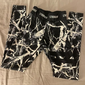  Stronger tights  - Snygga svarta leggings med coolt marmormönster från Stronger. Perfekta för träning. Vet ej storlek, men skulle säga S-M 
