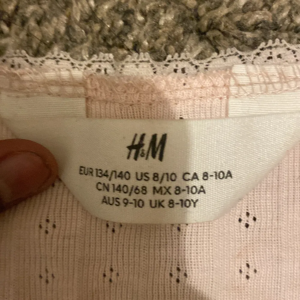 Säljer en söt ljusrosa långärmad topp från H&M. Den har ett diskret hålmönster och en fin liten rosett vid halsringningen. Perfekt för vår och sommar! 🌸. Neuletakit & Villapaidat.